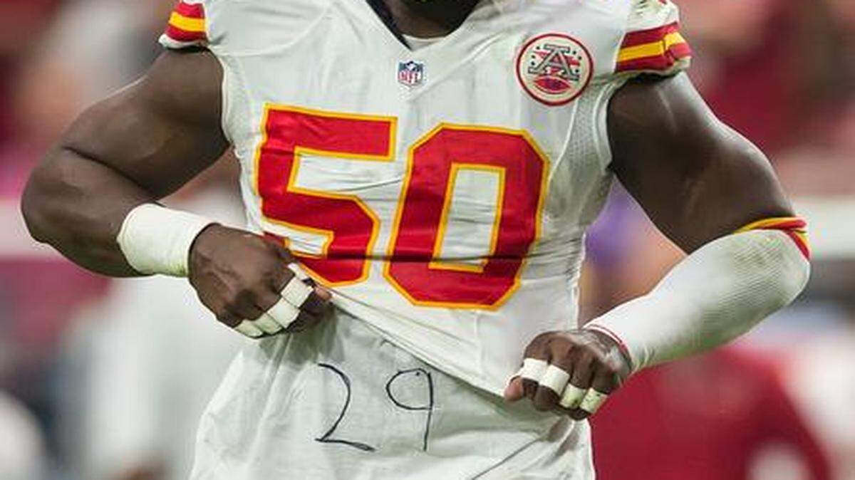 
For the second week in a row, Chiefs outside linebacker Justin Houston paid tribute to safety Eric Berry, who is feared to have lymphoma. After his second-quarter sack of Arizona quarterback Drew Stanton, Houston rose to his feet, lifted up his shirt and pointed to a white shirt bearing Berry’s number, 29, written in marker.

