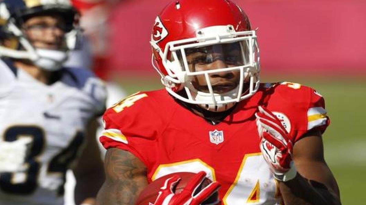 
Kansas City Chiefs running back Knile Davis (34) is chased by St. Louis Rams running back Chase Reynolds (34) as he scores a touchdown on a kickoff return in the second half of an NFL football game in Kansas City, Mo., Sunday, Oct. 26, 2014
