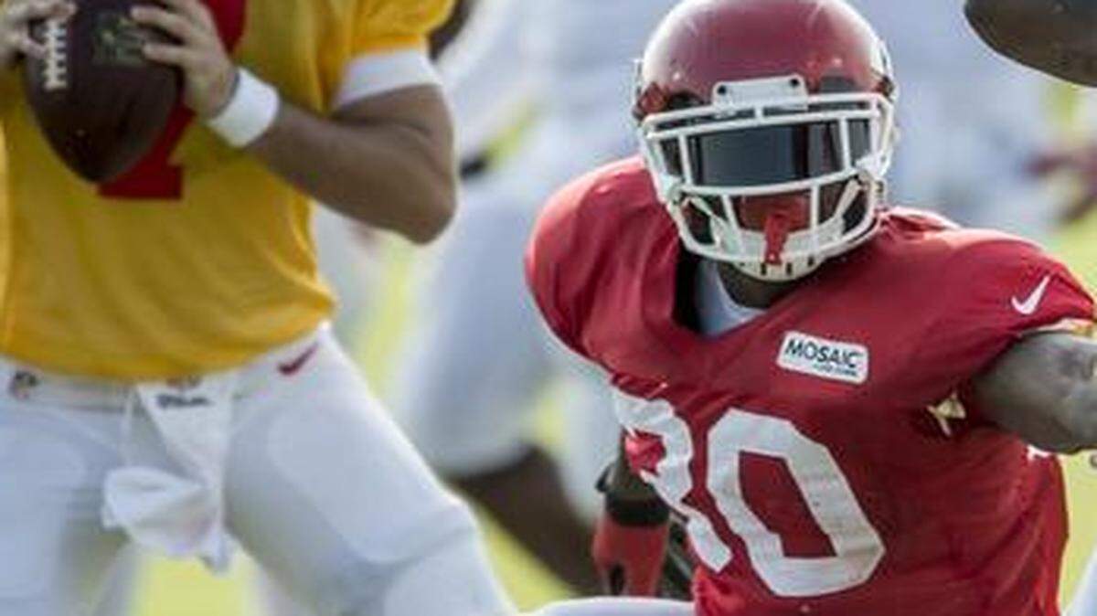 
Kansas City Chiefs running back Joe McKnight (30) tried blocking Kansas City Chiefs inside linebacker Joe Mays (53) during drills earlier in August at Missouri Western State University in St. Joseph, Mo.
