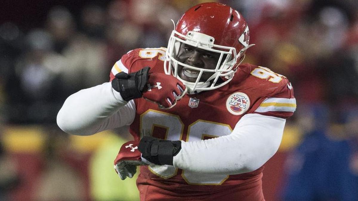The Chiefs are re-signing defensive tackle Jaye Howard to a two-year, $12 million deal, a source told The Star on Wednesday.