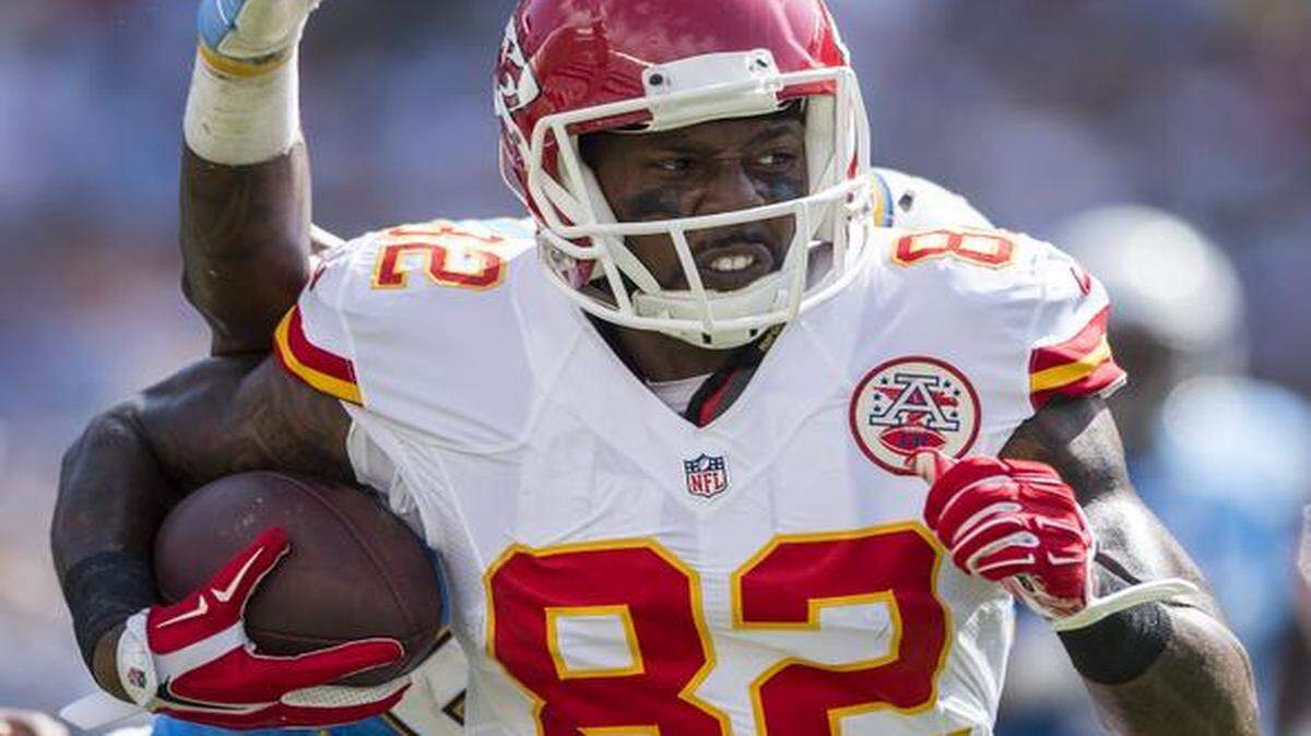 
Kansas City Chiefs wide receiver Dwayne Bowe (82) ran past San Diego Chargers inside linebacker Kavell Conner (53) for a 26-yard gain in the first quarter at Qualcomm Stadium in San Diego, CA on October 19, 2014. The Chiefs won, 23-20.
