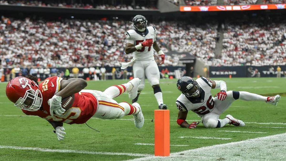 
Kansas City Chiefs running back Jamaal Charles dived into the end zone in the second quarter and scored a touchdown.
