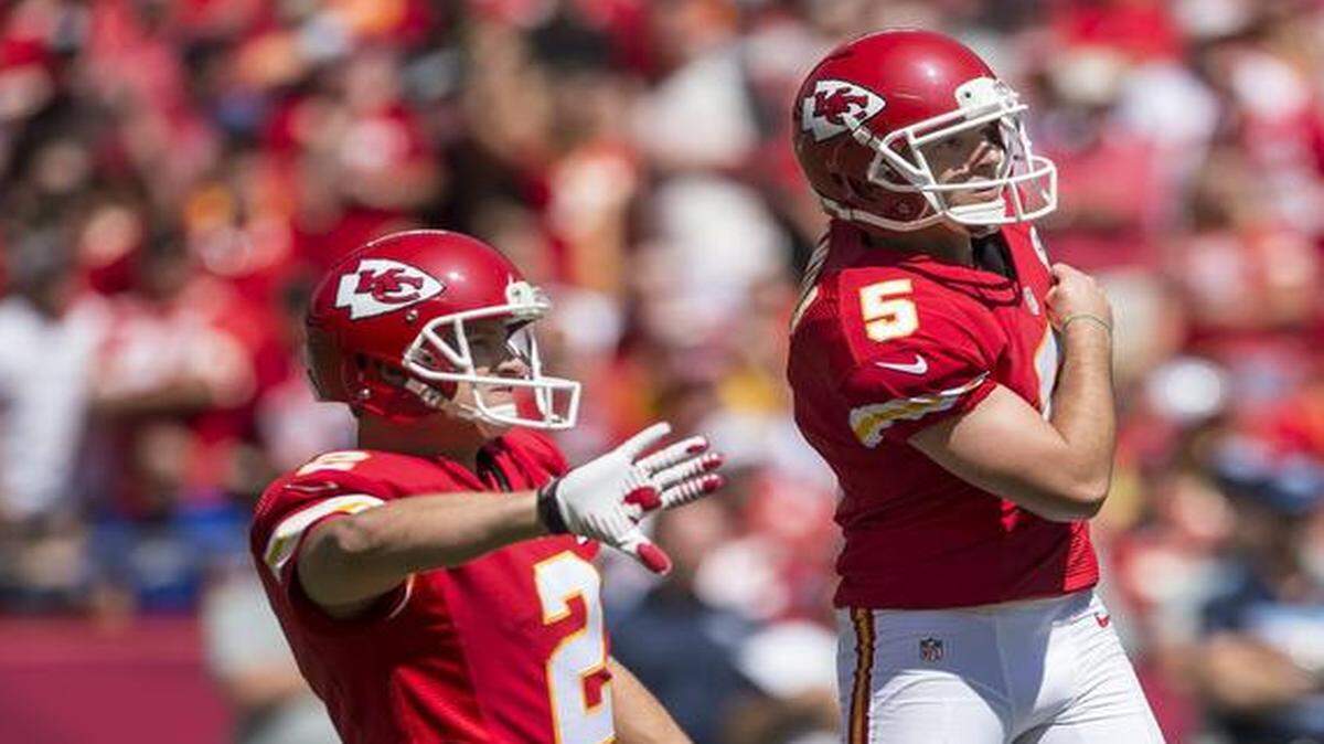 
Kansas City Chiefs kicker Cairo Santos (right) and holder Dustin Colquitt watched Santos’ 48-yard field goal hit the left upright for a miss during Sunday’s game.
