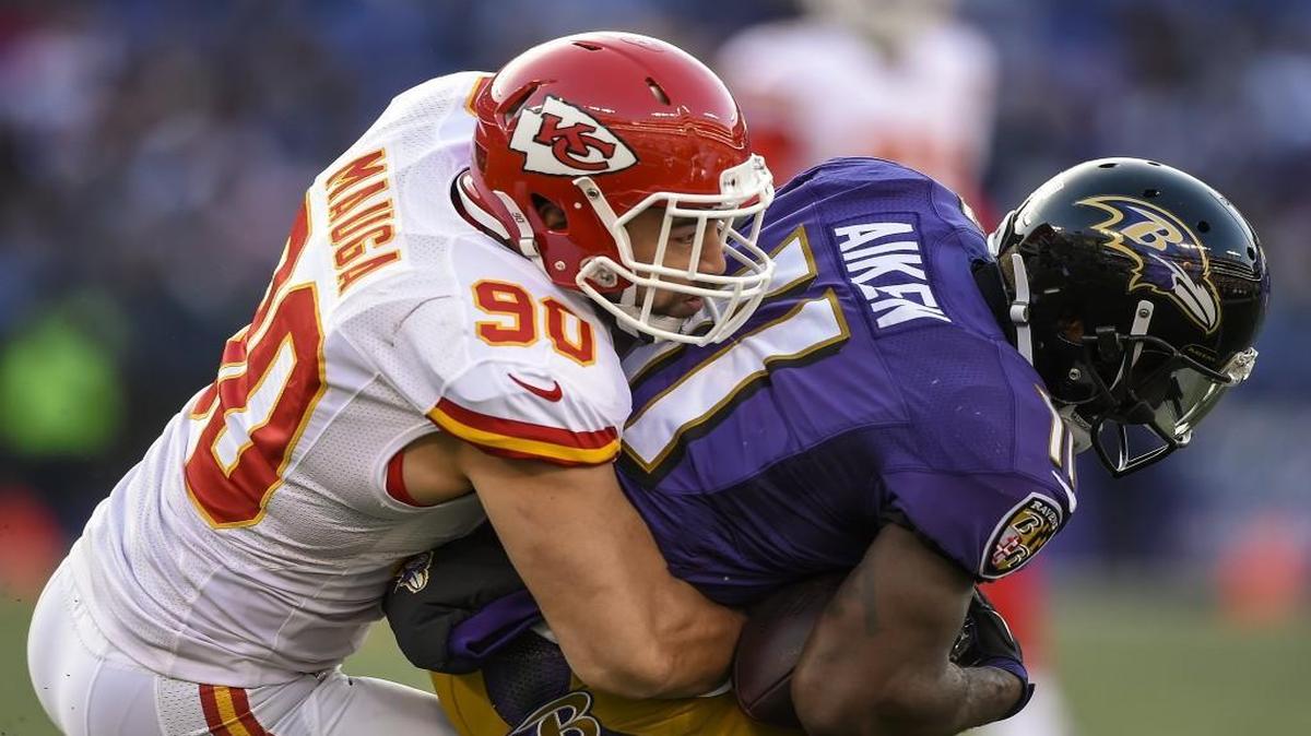 Chiefs inside linebacker Josh Maugatackled Ravens wide receiver Kamar Aiken in Sunday’s game in Baltimore. The Chiefs won, 34-14, for their eighth straight victory.