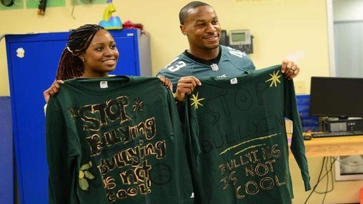 
Former KC high school and K-State standout Darren Sproles, now a star running back with the Eagles, meets with Sheila, a young person he’s mentoring, at a YMCA in Philadelphia.
