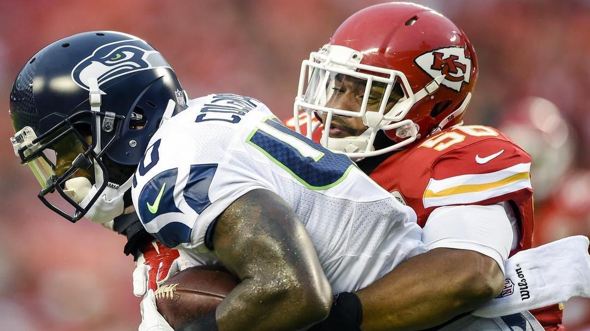
Derrick Johnson (right) needs seven tackles Thursday to become the Chiefs’ career franchise record holder.
