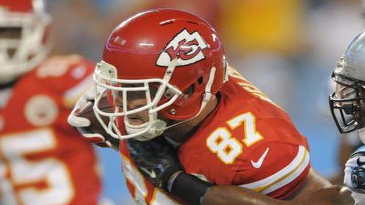 
The Chiefs’ Travis Kelce (87) caught a touchdown pass against the Carolina Panthers’ Robert Lester during the second half of in Charlotte, N.C. in Aug. 17, 2014.
