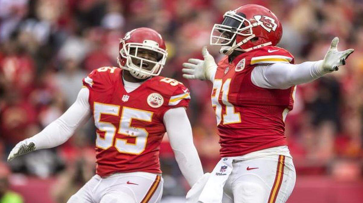 
Kansas City Chiefs outside linebacker Tamba Hali celebrated a sack of Oakland Raiders quarterback Derek Carr with teammate Dee Ford.
