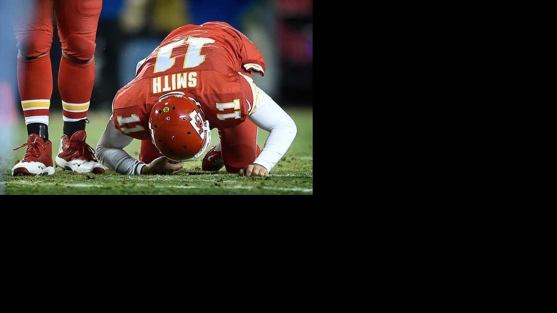 
Kansas City Chiefs quarterback Alex Smith reacted after being hit late by Denver Broncos outside linebacker Von Miller in Sunday’s game.
