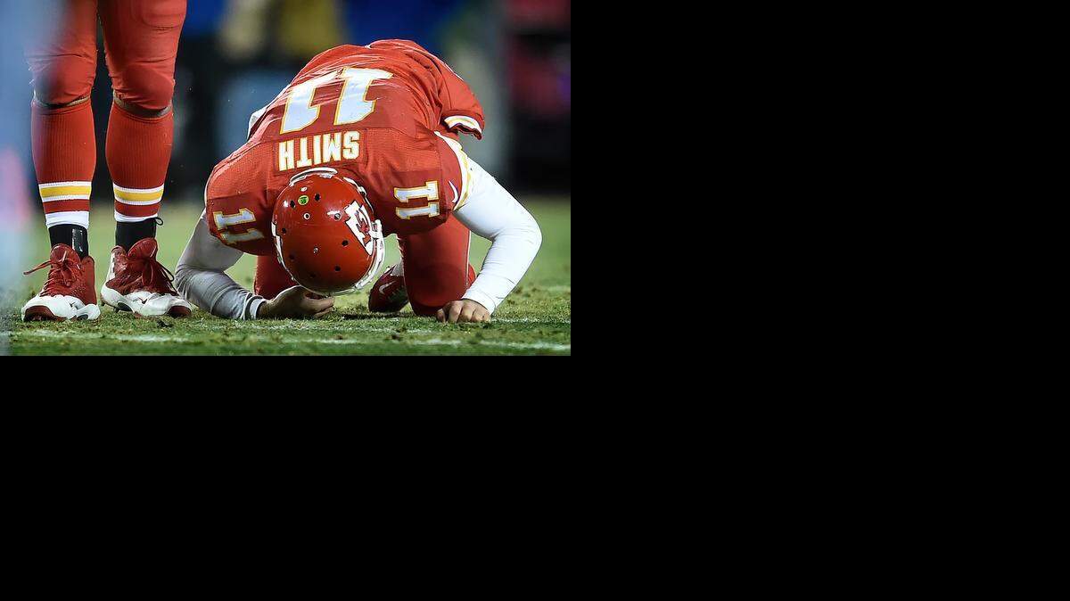 
Kansas City Chiefs quarterback Alex Smith reacted after being hit late by Denver Broncos outside linebacker Von Miller in Sunday’s game.
