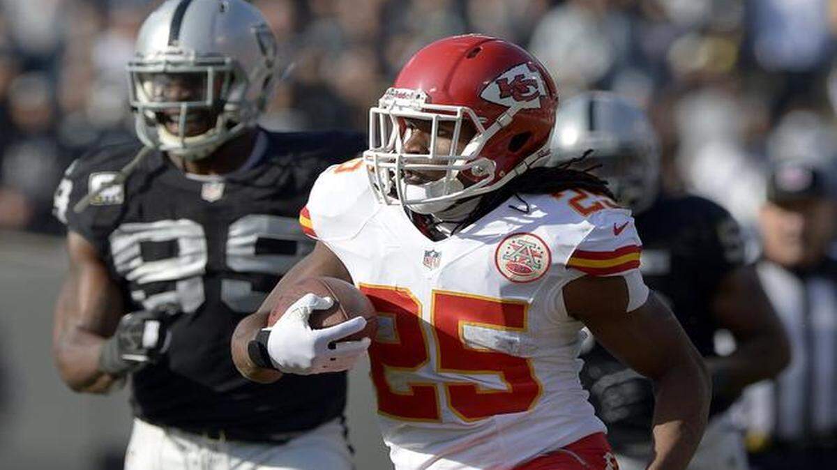 
Chiefs running back Jamaal Charles is reportedly looking for more money than currently owed on a contract that extends through the 2015 season.
