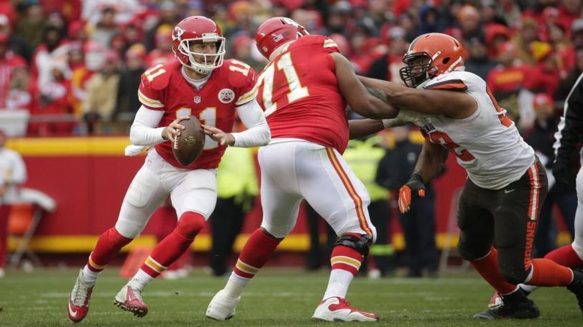 Kansas City Chiefs quarterback Alex Smith carried the ball as offensive tackle Jeff Allen blocked Cleveland Browns defensive end Desmond Bryant during the first half of Sunday’s game.