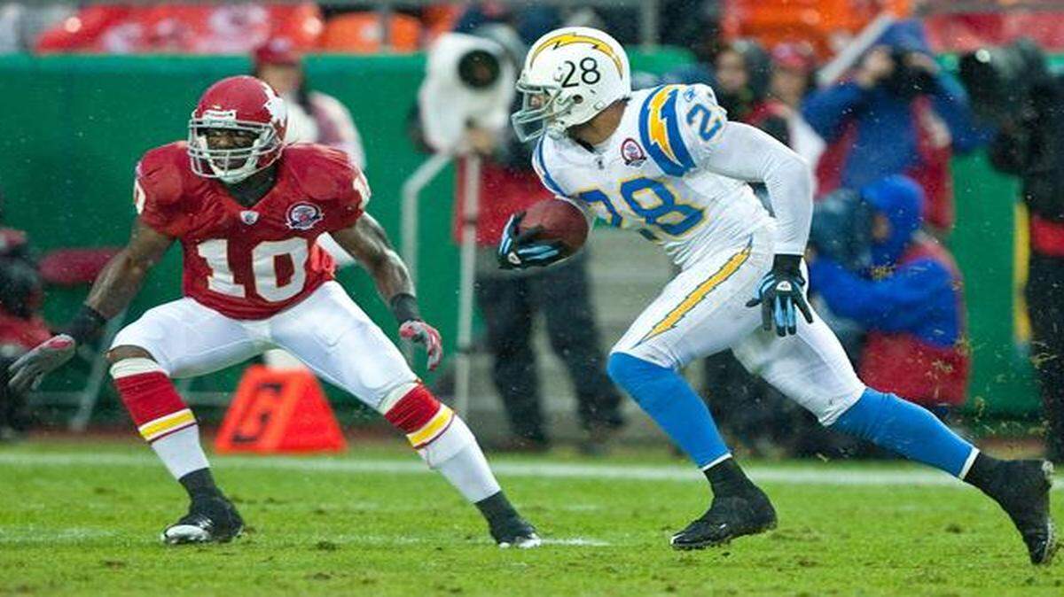 
While with the San Diego Chargers, Steve Gregory (right) looked for running room against Terrance Copper during a game in 2009.
