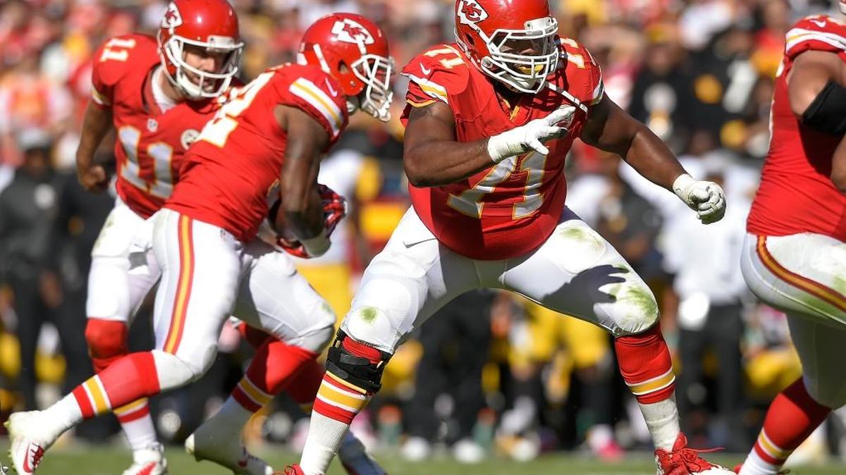 Chiefs tackle Jeff Allen (front) helped protect Alex Smith and open holes for running back Charcandrick West during Sunday’s 23-13 win over the Pittsburgh Steelers.