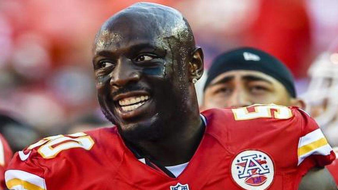 
Linebacker Justin Houston’s athleticism has allowed Kansas City defensive coordinator Bob Sutton to deploy him in pass coverage a fair amount over the last season. It’s a fact that isn’t lost on the quarterback the Chiefs will try to thwart Sunday, Drew Stanton of the Arizona Cardinals.
