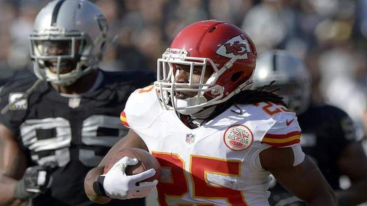 
Kansas City Chiefs running back Jamaal Charles ran ahead of Oakland Raiders defensive end Lamarr Houston (99) for his second touchdown of the first quarter on December 15, 2013, at Oakland Coliseum in Oakland, Calif.
