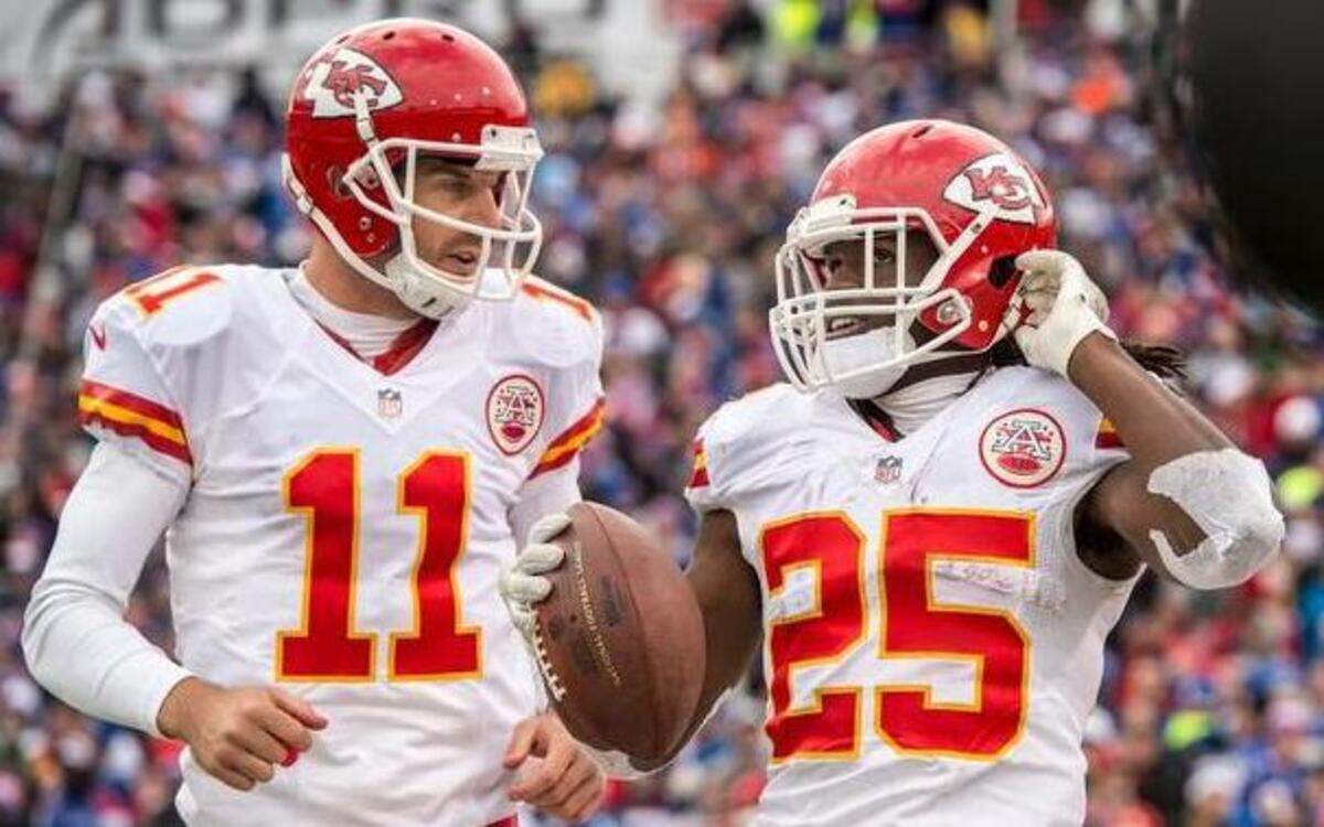 
Chiefs quarterback Alex Smith congratulated running back Jamaal Charles (right) after Charles’ 39-yard touchdown run on fourth and 1 in the fourth quarter Sunday.

