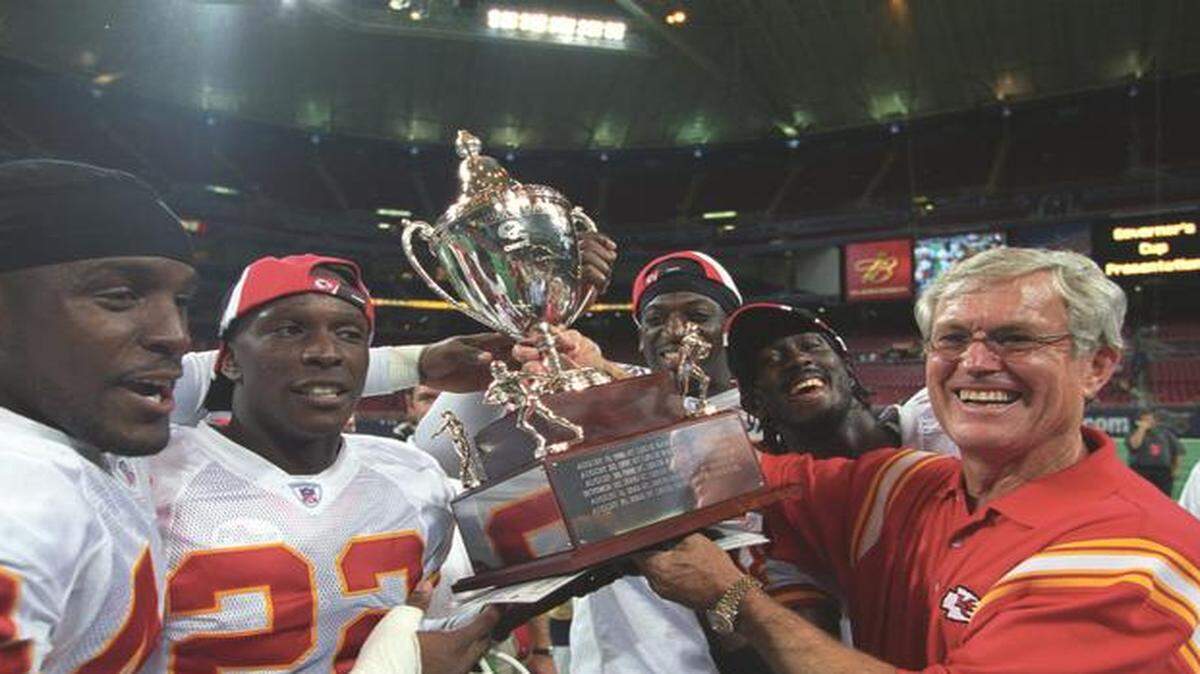 
Chiefs coach Dick Vermeil and a few of his players posed with the 2003 Governor’s trophy after a preseason game against the Rams in St. Louis.
