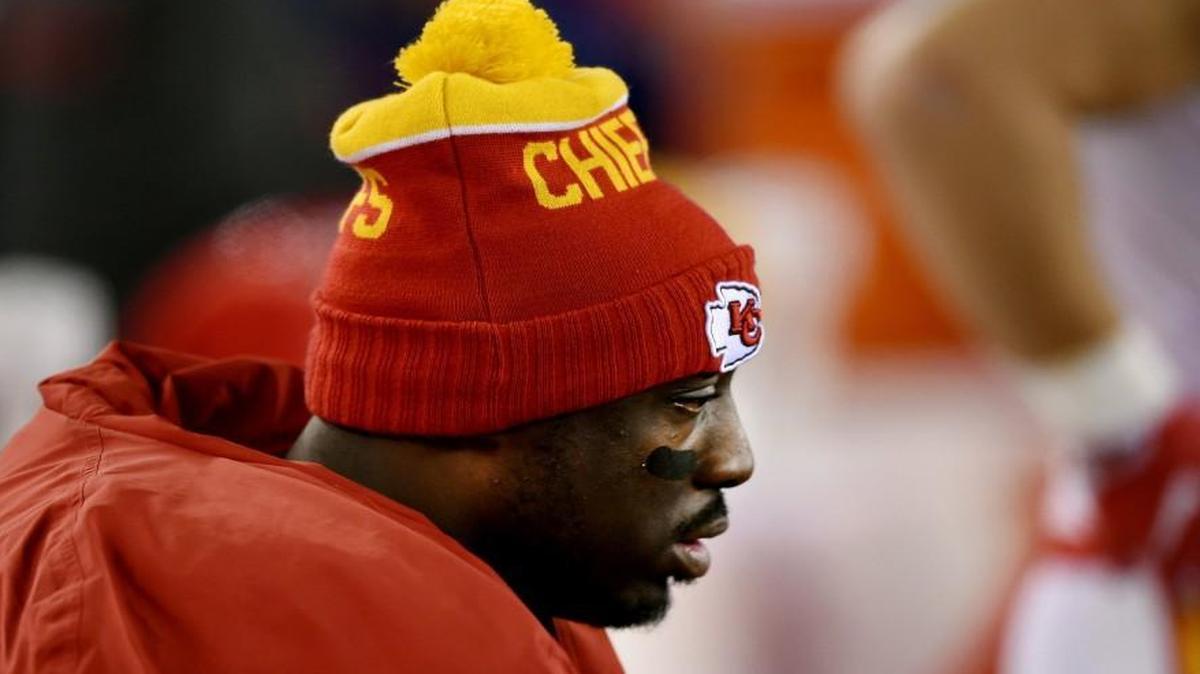 Chiefs outside linebacker Justin Houston (50) hung his head near the end of Saturday’s game as the Chiefs lost to New England 27-20 in the AFC divisional playoff game at Gillette Stadium in Foxborough, Mass.