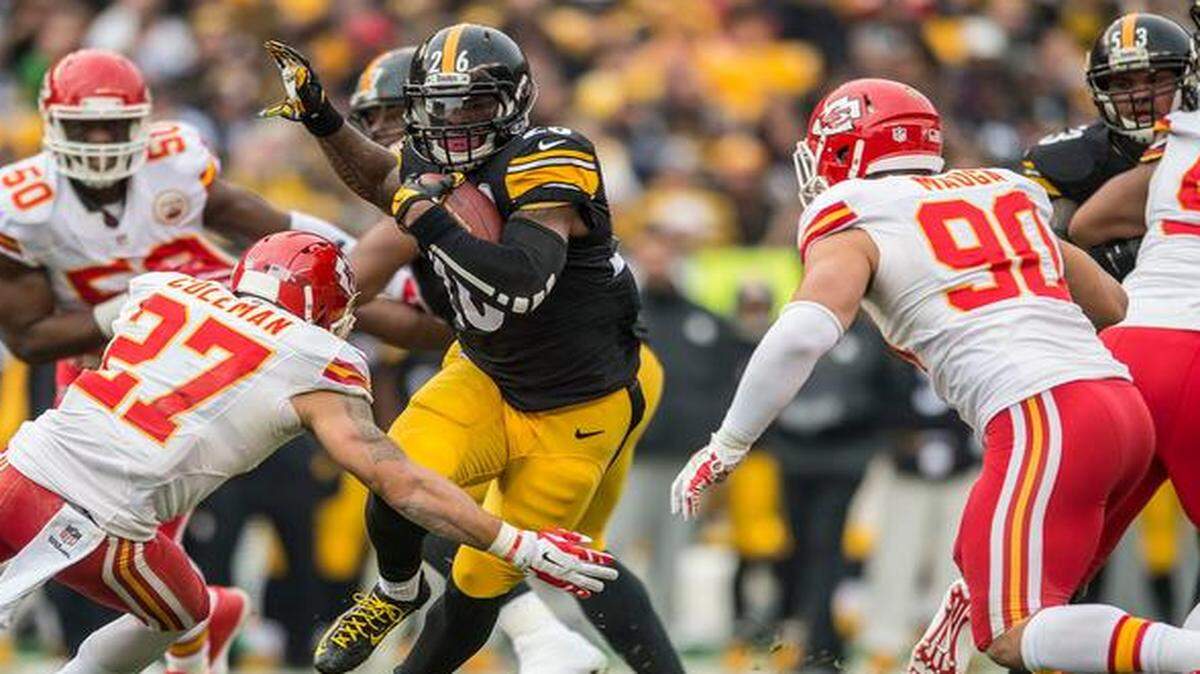 
Chiefs defensive back Kurt Coleman (27) and inside linebacker Josh Mauga (90) talked Steelers running back Le’Veon Bell (26).
