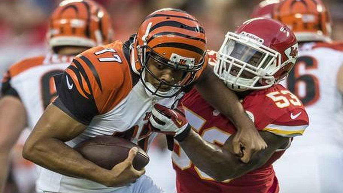 
Chiefs linebacker Joe Mays (53) sacked Bengals quarterback Jason Campbell (17) during a preseason game this year at Arrowhead Stadium.

