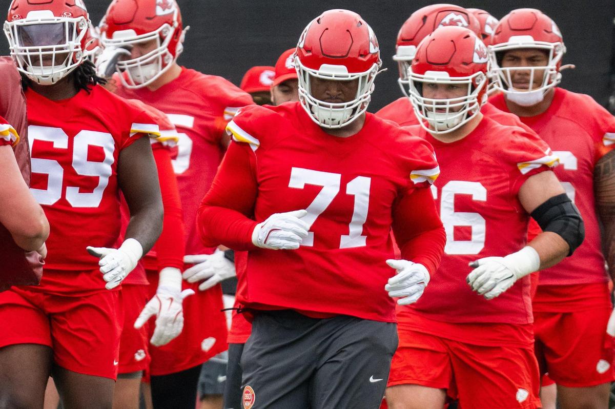 Kansas City Chiefs rookie offensive tackle Josh Simmons participates in drills on the first day of Chiefs minicamp at the Chiefs practice facility on Tuesday, June 17, 2025.