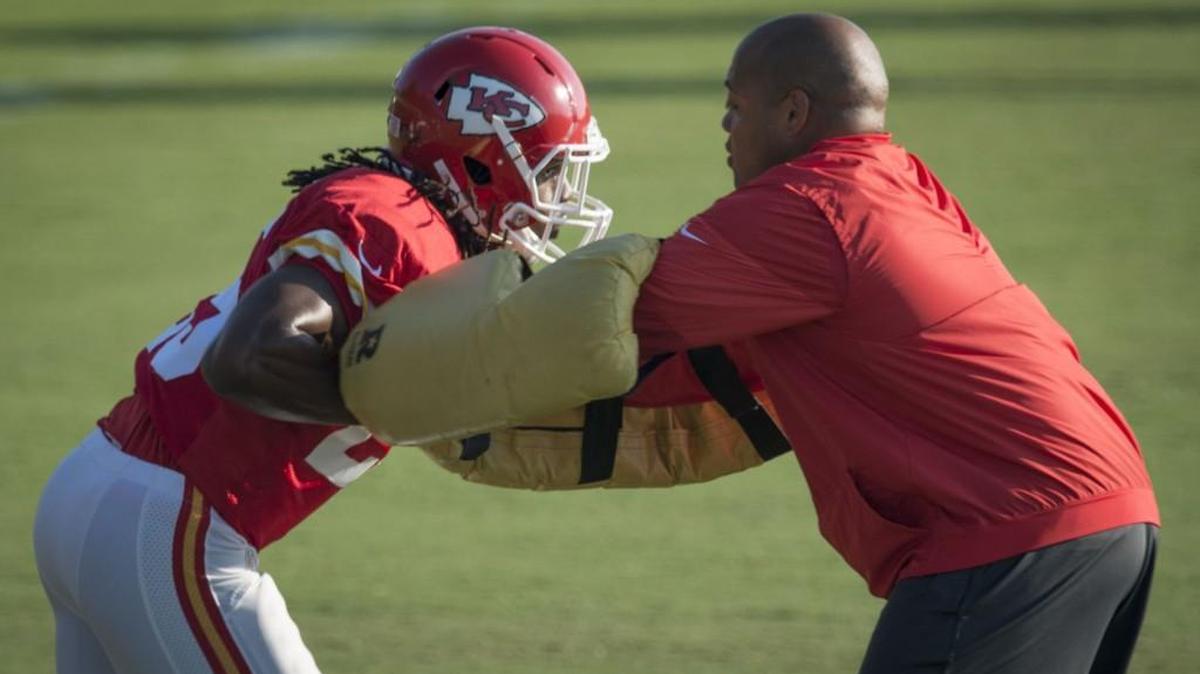 Chiefs running back Jamaal Charles (left) worked a drill with running backs coach Eric Bieniemy at a training camp practice.