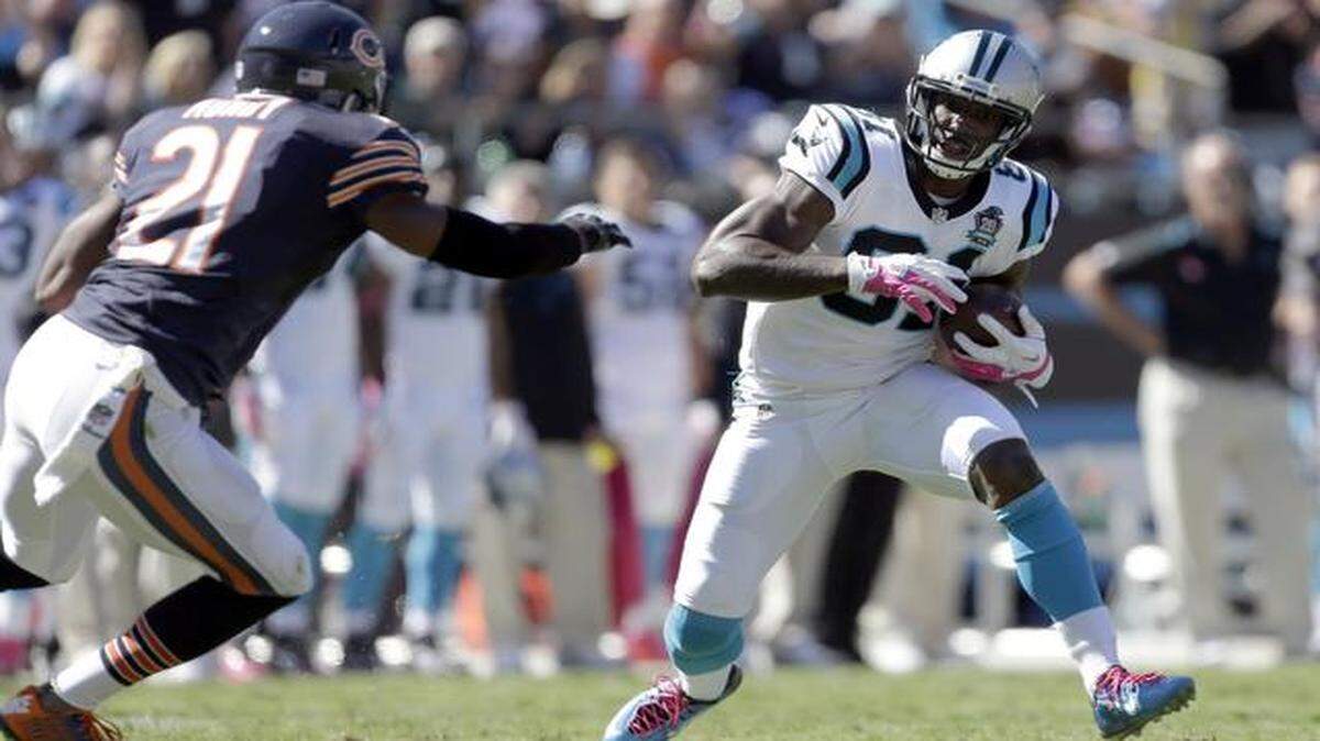 
During a game in October, Panthers receiver Jason Avant looked to make a move against the Bears’ Ryan Mundy. Avant was released by Carolina last week, and he signed with the Chiefs.

