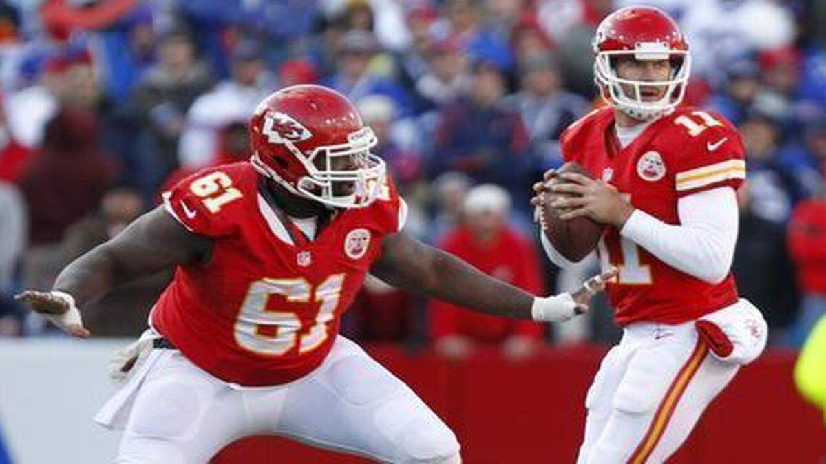 Kansas City Chiefs center Rodney Hudson blocked for quarterback Alex Smith during the fourth quarter of last November’s game against the Buffalo Bills.