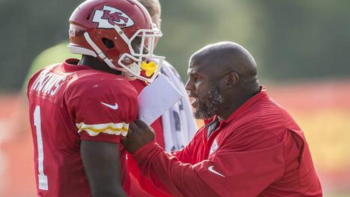 
Kansas City Chiefs running backs coach Eric Bieniemy worked with De’Anthony Thomas earlier this month at training camp.

