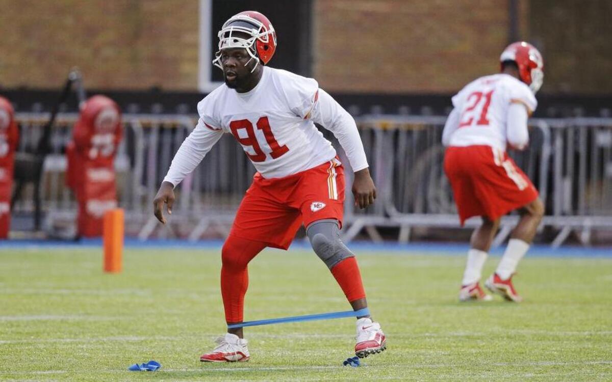 Chiefs outside linebacker Tamba Hali says his teammates are showing more effort as the season goes on.