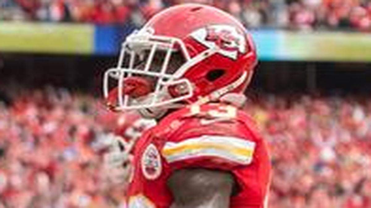 
Chiefs running back De’Anthony Thomas (13) returned a punt 81 yards for a touchdown in the first quarter against the Oakland Raiders on Sunday at Arrowhead Stadium. Kansas City won 31-13, keeping its postseason hopes alive.
