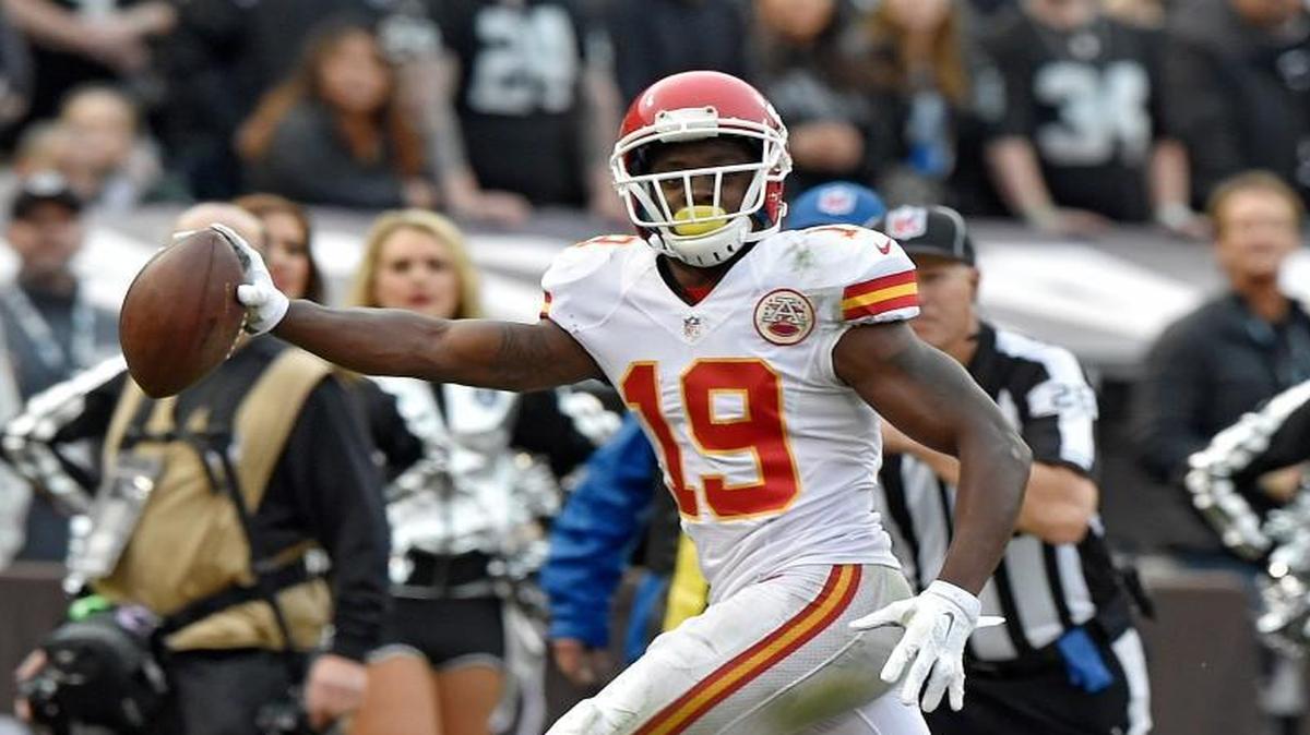 Chiefs wide receiver Jeremy Maclin celebrated as he headed for the end zone on a 13-yard touchdown reception Sunday against the Raiders.