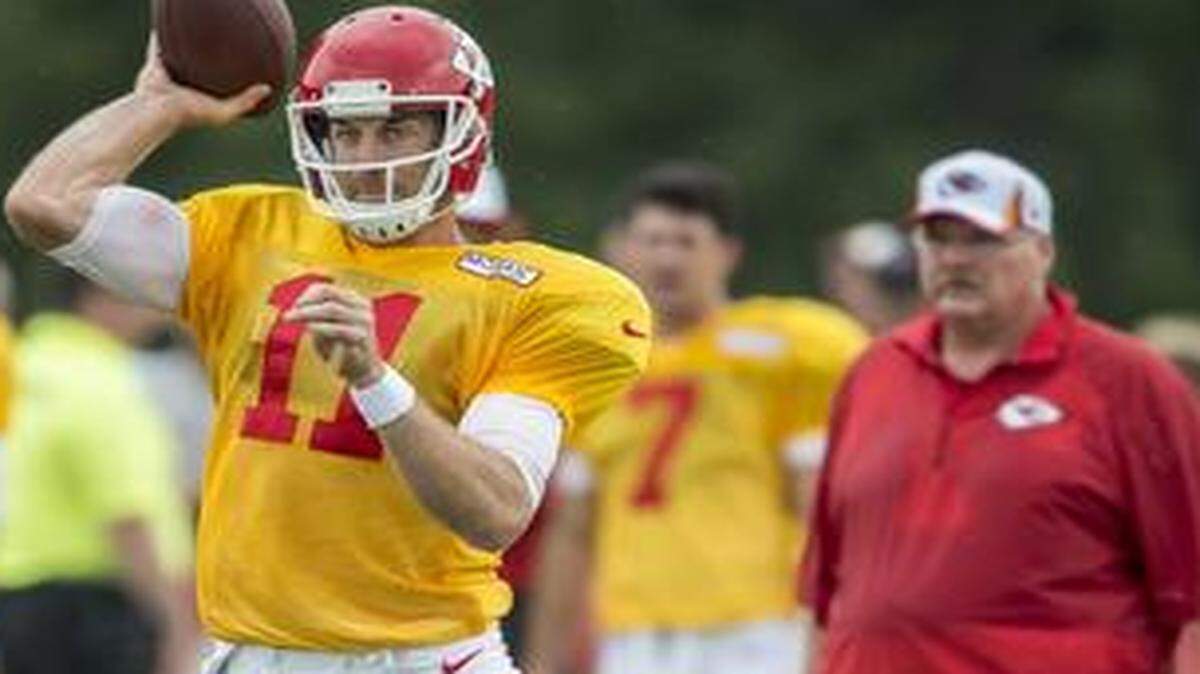 
Kansas City Chiefs quarterback Alex Smith threw a pass at training camp.
