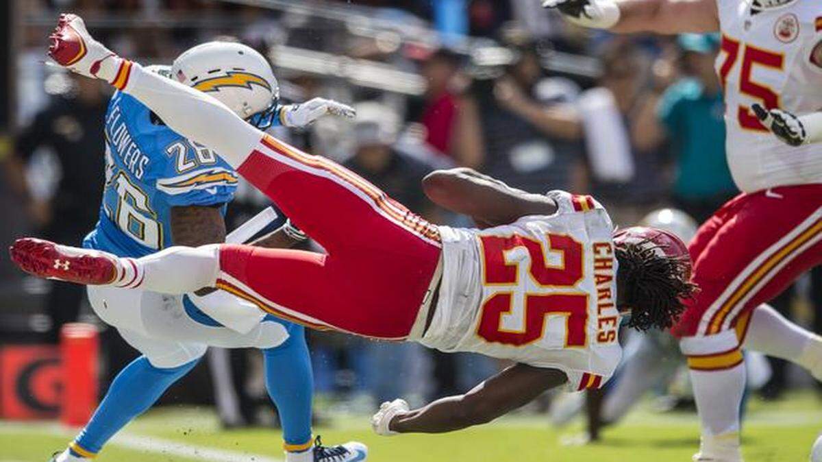 
Kansas City Chiefs running back Jamaal Charles said he saw lights and had flashbacks from his childhood after colliding with former teammate Brandon Flowers on Sunday against the Chargers, but the Chiefs say he passed all their concussion tests.



