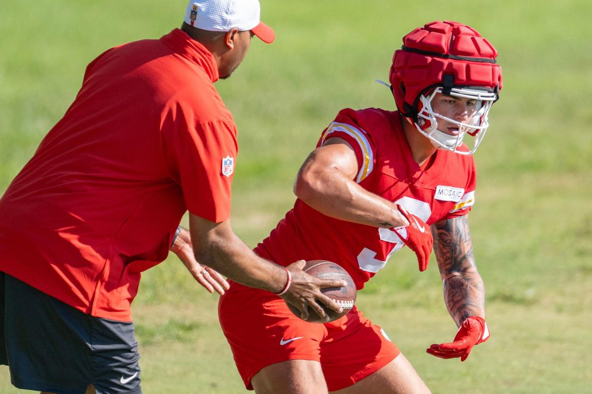 Kansas City Chiefs running back Louis Rees-Zammit (9) goes through a drill during practice at Chiefs training camp on Thursday, July 18, 2024, in St. Joseph.