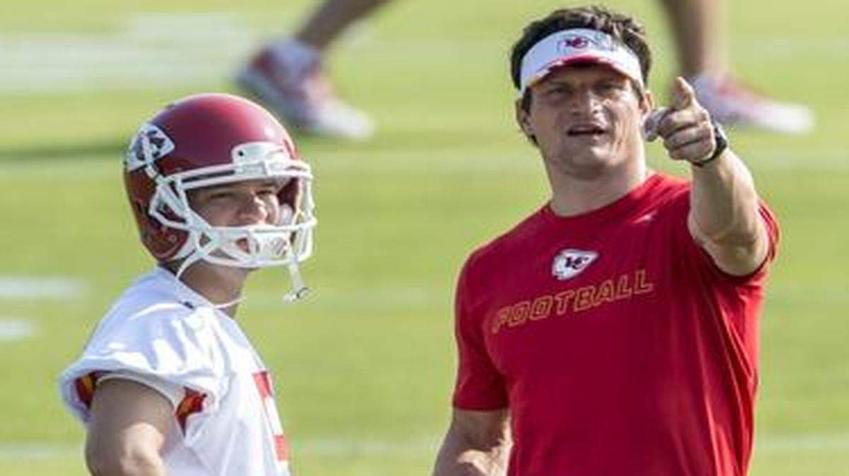
Kansas City Chiefs kicker Cairo Santos (left) listened to Chiefs assistant special teams coach Brock Olivo at training camp.
