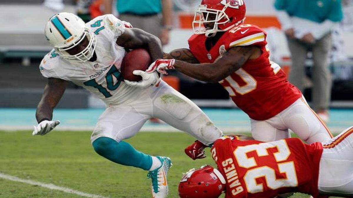 
Chiefs cornerbacks Phillip Gaines (23) and Chris Owens tackled Dolphins wide receiver Jarvis Landry in the second half Sunday in Miami Gardens, Fla.
