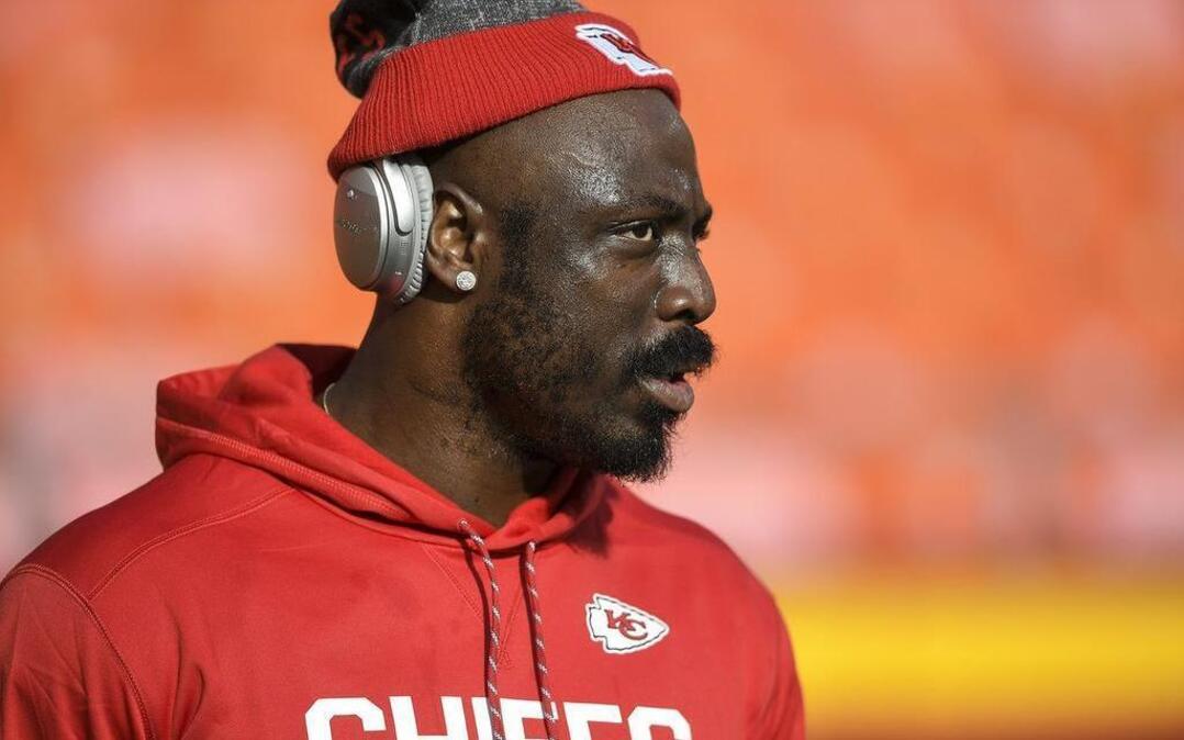 The Chiefs’ Justin Houston was on the field for warmups prior to the Buccaneers game Sunday at Arrowhead Stadium. Houston has not played since January.