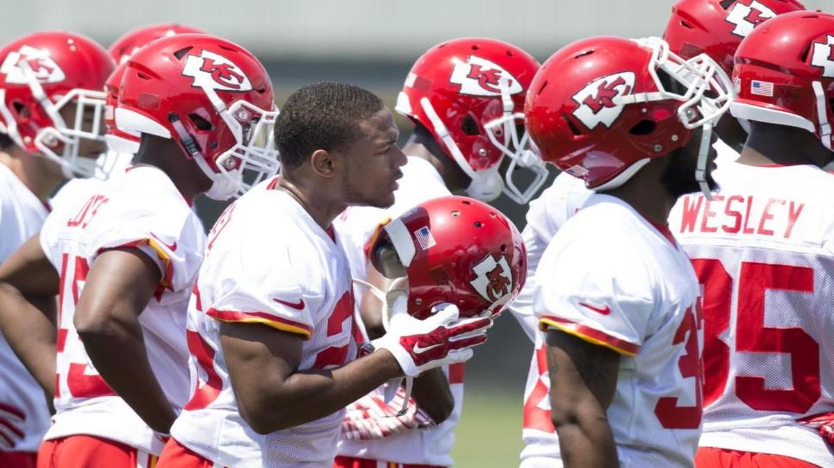 Rookie Chiefs corner back Keivarae Russell, center, with helmet off, is under contract after signing his deal with the team late this week.