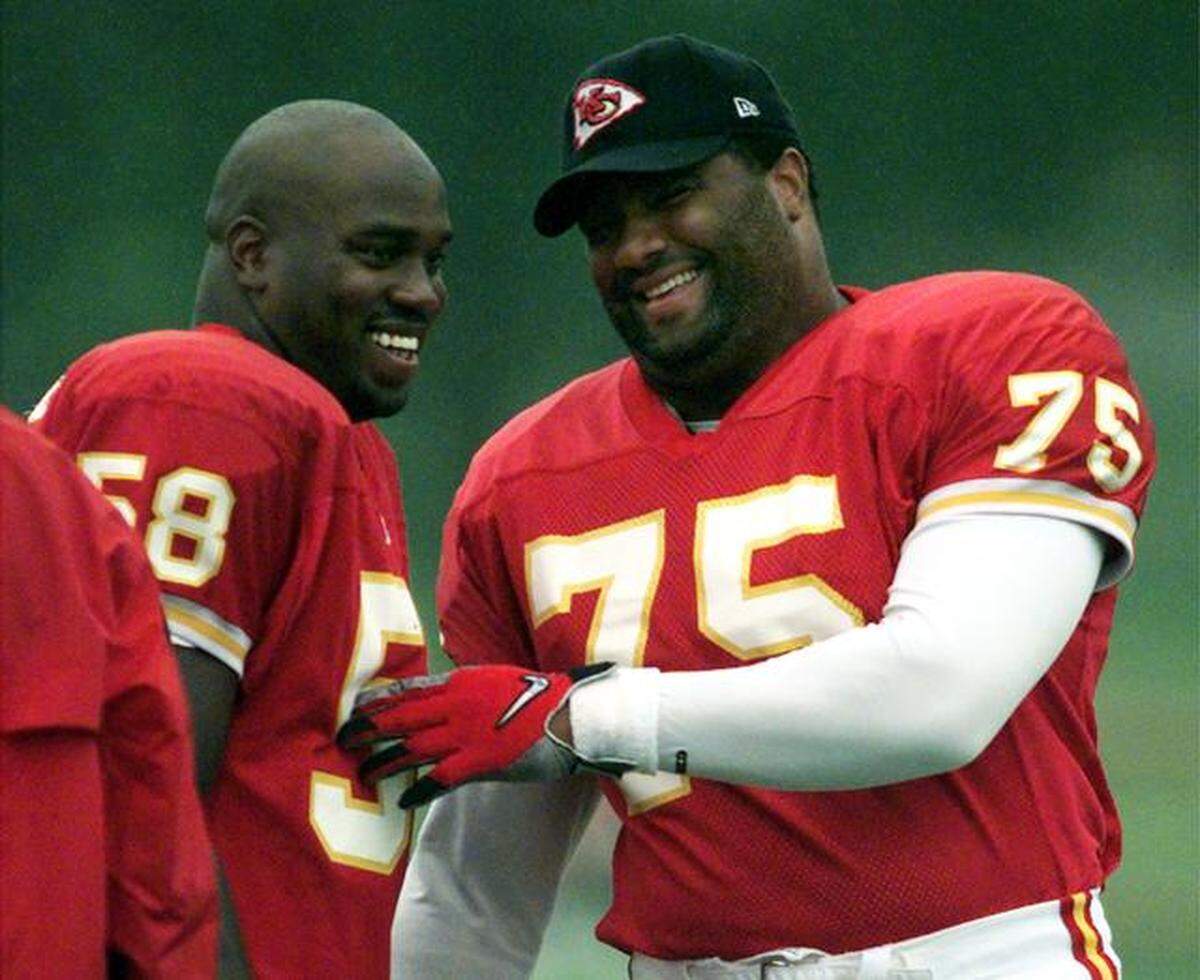 FILE: Kansas City Chiefs defensive tackle Chester McGlockton, right, jokes with teammate linebacker Derrick Thomas, left, during Saturday’s Aug. 7, 1999, summer camp practice in River Falls, WI.