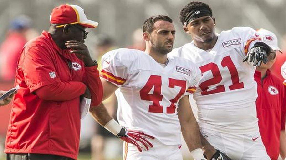 
Kansas City Chiefs safety Steve Gregory (center) listened to cornerback Sean Smith (right) and secondary coach Emmitt Thomas (left) on Friday. It was Gregory’s first day with the Chiefs.
