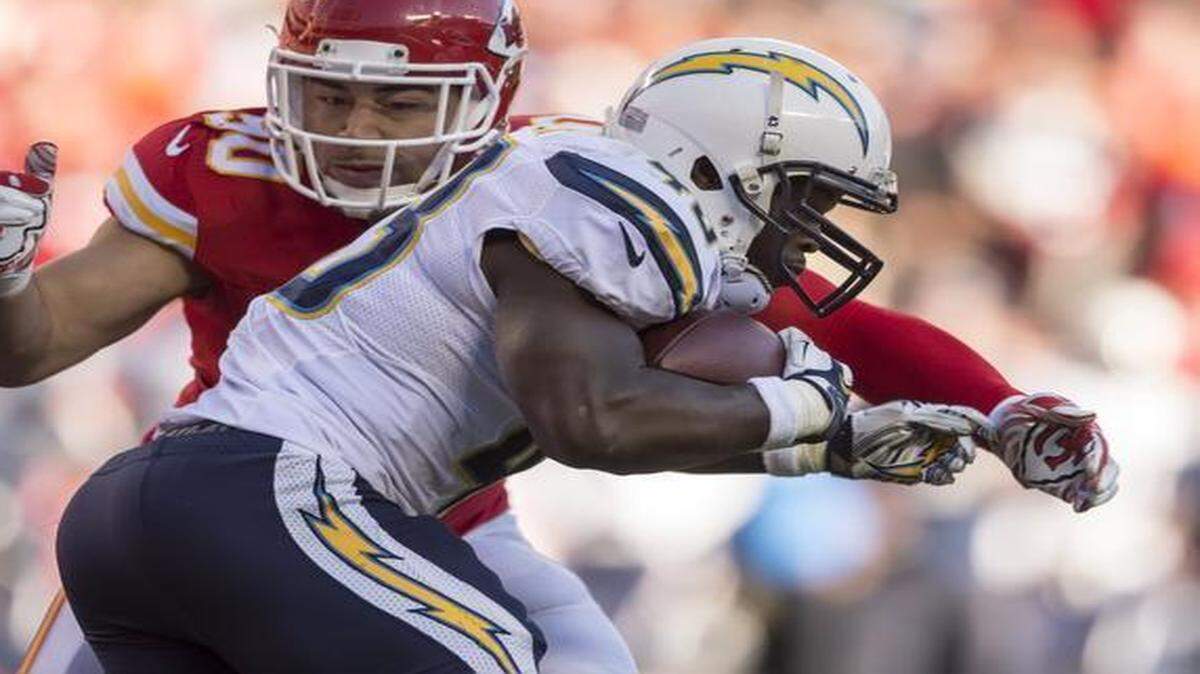 
Kansas City Chiefs inside linebacker Josh Mauga (90) tackled San Diego Chargers running back Branden Oliver (43) on Dec. 28 at Arrowhead Stadium.
