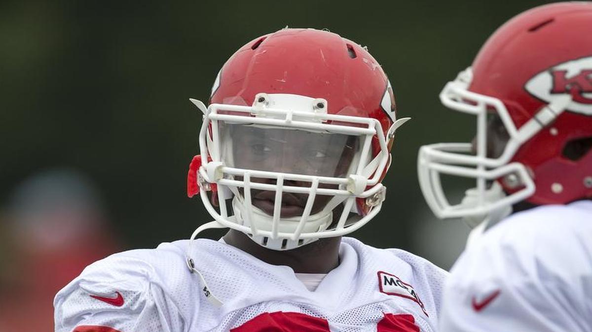 
Linebacker Dezman Moses says he’s learned from Justin Houston, right, as he tries to make the Chiefs’ roster.
