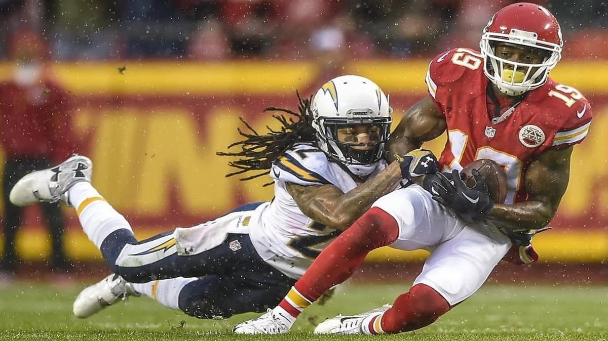 On his first or perhaps second reception on Sunday against the Cleveland Browns at Arrowhead Stadium, Chiefs wide receiver Jeremy Maclin (right) could reach 1,000 receiving yards for the season. If he does, he would become first Chiefs player with 1,000 or more receiving yards since 2011.