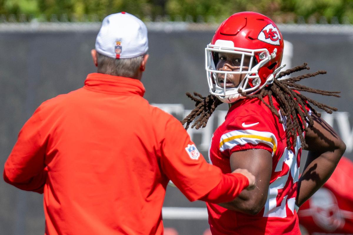 Kansas City Chiefs running back Kareem Hunt (29) warms up during practice at the Chiefs training facility on on Wednesday, Sept. 25, 2024, in Kansas City.