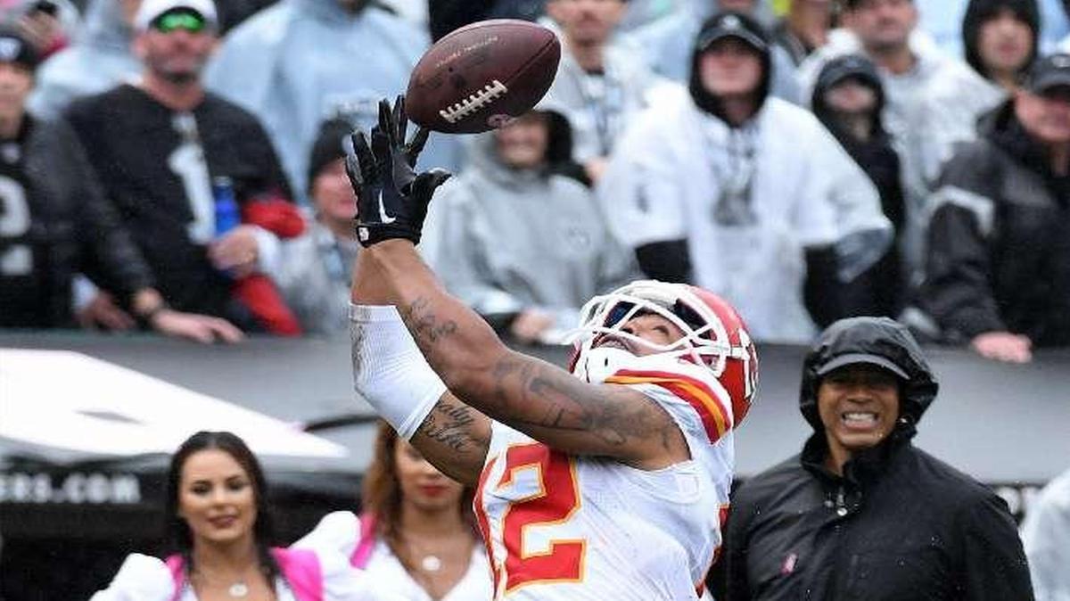 Chiefs wide receiver Albert Wilson hauled in a pass before he went out of bounds at the 4-yard line in the second quarter of Sunday’s game against the Raiders. The 26-yard gain set up a touchdown run by Jamaal Charles.