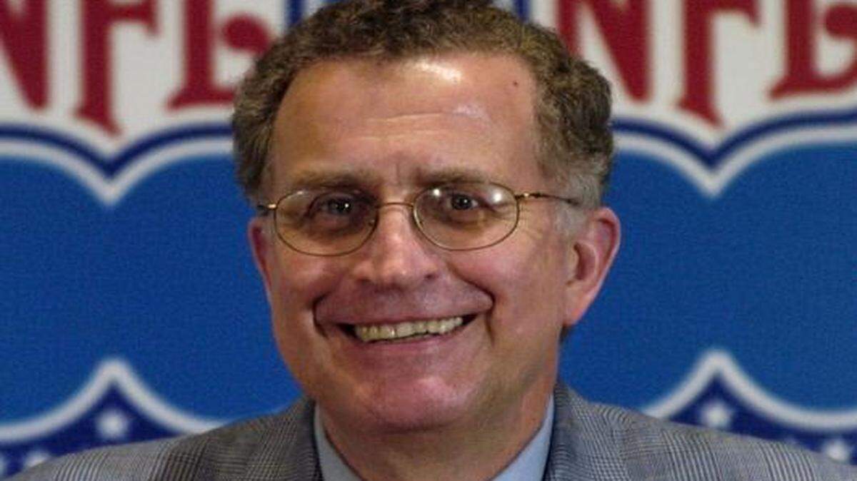 
Former NFL commissioner Paul Tagliabue received the Lamar Hunt Award for Professional Football on Saturday night at the 101 Awards Banquet. At the event, he told attendees that one of his top moments as commissioner occurred at Arrowhead Stadium soon after the attacks on Sept. 11, 2001.
