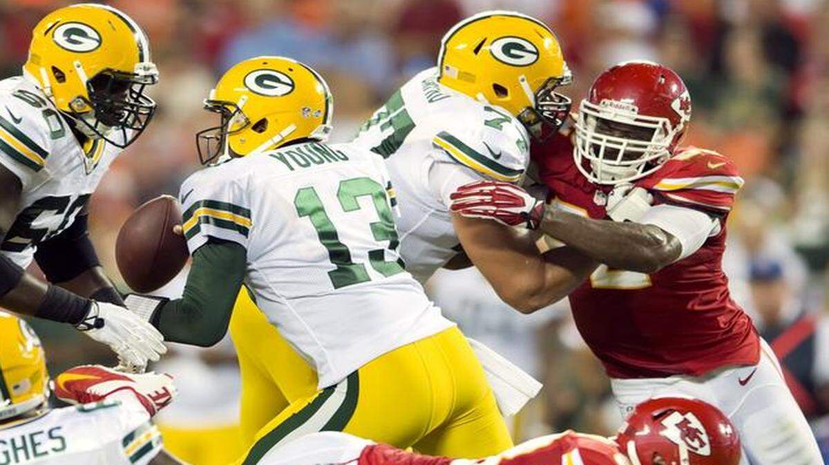 
Kansas City Chiefs linebacker Josh Martin (62, right) pressured Green Bay Packers quarterback Vince Young in the third quarter of a preseason game last August.
