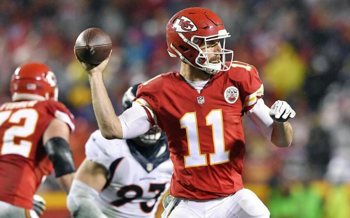 Kansas City Chiefs quarterback Alex Smith threw a pass to tight end Travis Kelce in the first quarter during a game against the Broncos this season.